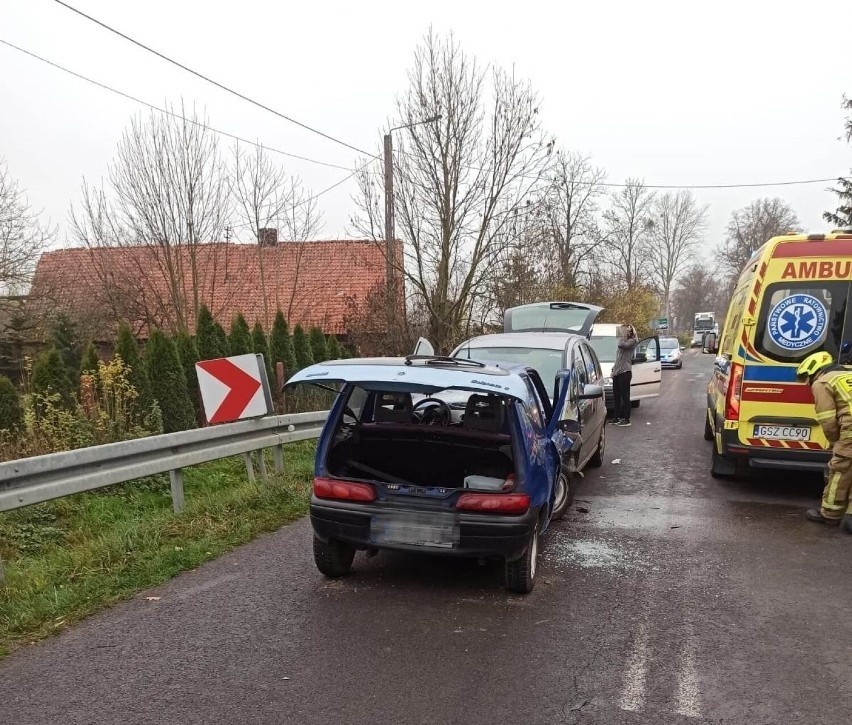 Groźny wypadek na Pomorzu! Po czołówce dwóch samochodów w Złotowie sześć osób trafiło do szpitala