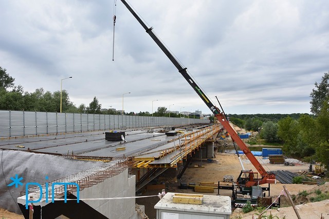 Trwa remont mostu Lecha w Poznaniu. Ma on być przejezdny w styczniu 2020 r. Po całkowitej rozbiórce, w lipcu można już zobaczyć szkielet nowej konstrukcji. Nowa nitka mostu Lecha będzie miała trzy pasy, drogę rowerową i ścieżkę dla pieszych. Zobacz aktualne zdjęcia z budowy ----->