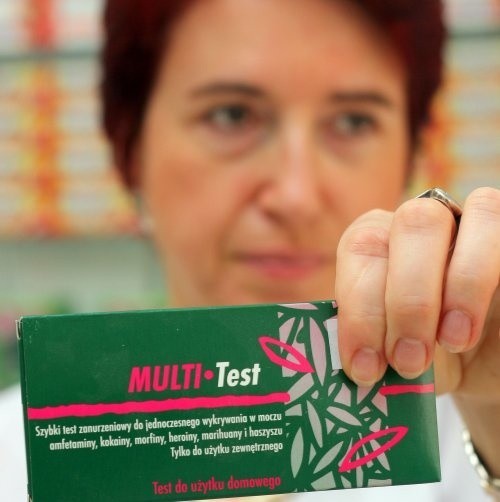 W aptekach bez recepty można kupić testy, wykrywające najbardziej "popularne" narkotyki. Kosztują około 10 złotych i są łatwe w stosowaniu.