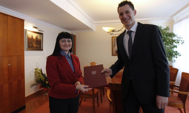 Na zdjęciu Małgorzata Chomycz wręcza Alehowi Akhremowi zaświadczenie o nadaniu polskiego obywatelstwa.