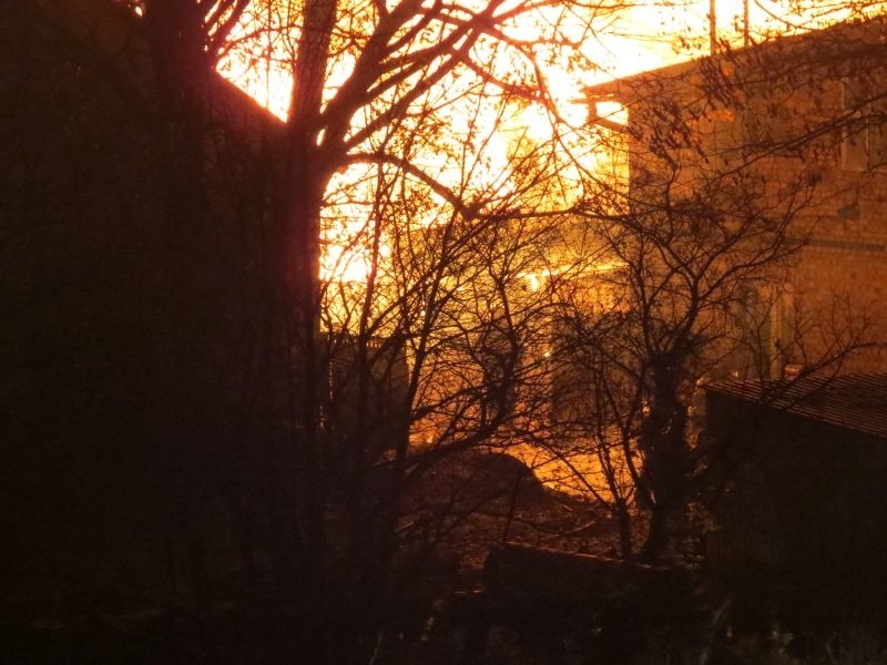 Doszczętnie spłonęła stodoła w Brodnicy. Akcja trwała ponad 3 godziny [zdjęcia]