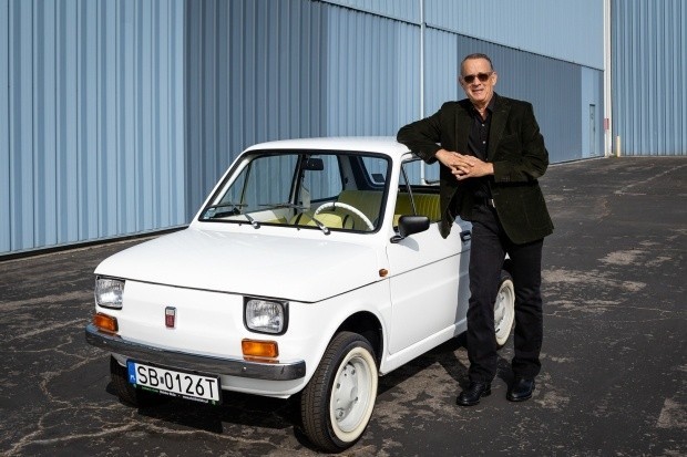 Polski Fiat 126p z 1974 roku został spersonalizowany dla aktora Toma Hanksa w 2017 roku. Teraz auto trafiło na aukcję. Wylicytowana suma ma wesprzeć cel charytatywny.