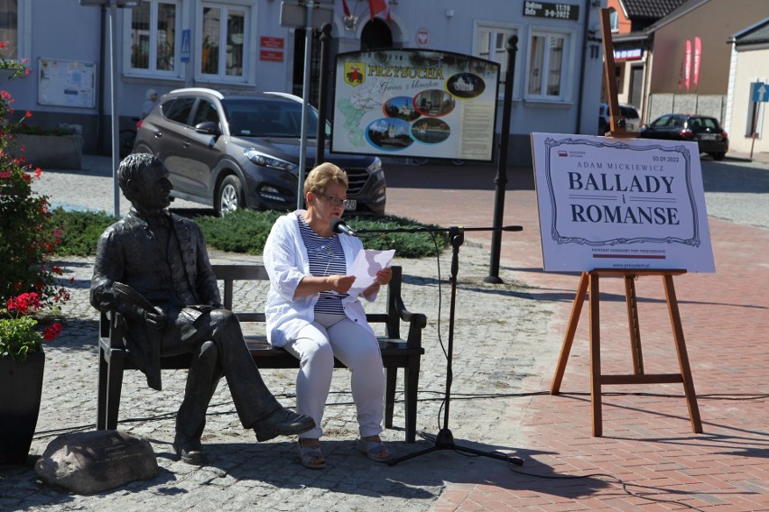 Narodowe Czytanie 2022. Mieszkańcy Przysuchy czytali „Ballady i Romanse” na Placu Oskara Kolberga