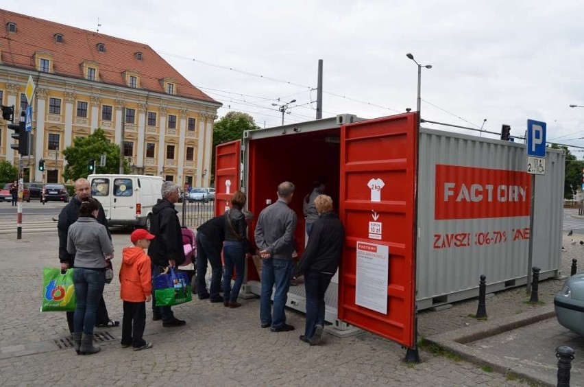 Plac Wolności: Oddaj stare ciuchy, dostaniesz bon na nowe! [ZDJĘCIA]