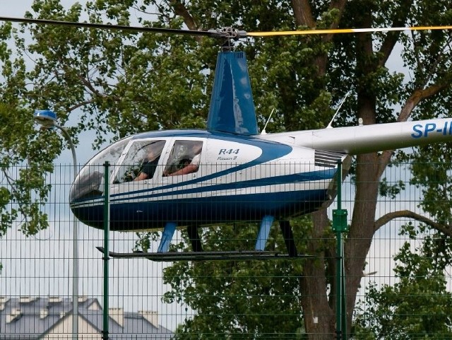 Helikopter z prezydentem Tarnobrzega, Norbertem Mastalerzem ląduje przy Stadionie Miejskim w Siedlcach.