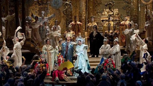 Scena z inscenizacji "Turandot" w Met