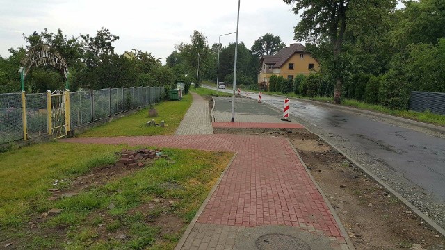 Plac zabaw na środku drogi jednożeberkowy kaloryfer, biblioteka w toalecie czy przystanek w budowie... To tylko niektóre absurdalne pomysły nadesłane na fanpage "Zaufaj mi, jestem Architektem!". Kliknij w zdjęcie, aby przejść do galerii.