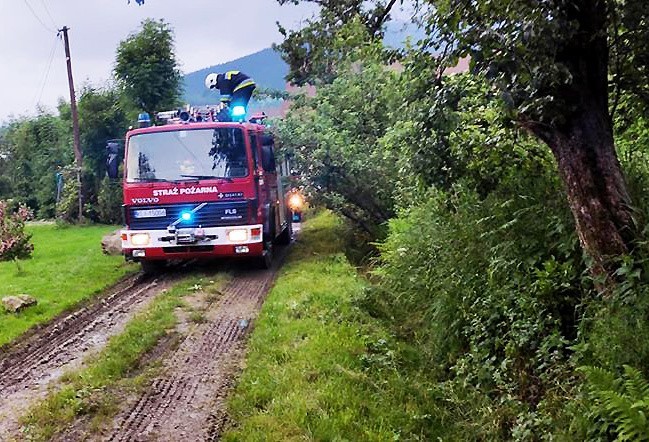 Mężczyzna chciał rozpalić w piecu. Doznał poparzeń i podpalił dom