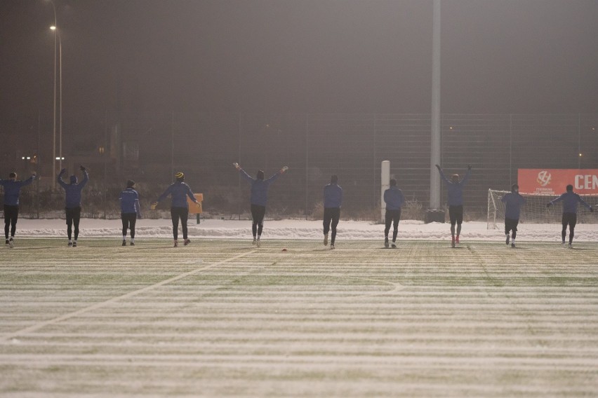 Piłkarze Motoru Lublin w zimowej scenerii rozpoczęli przygotowania do rundy rewanżowej trzeciej ligi (ZDJĘCIA)