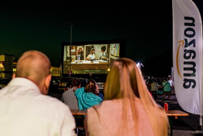 Setki miłośników kina na parkingu Amazon