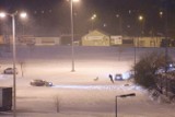W Łodzi ciągnął samochodem snowboardzistę po śniegu na parkingu hipermarketu. Niebezpieczne wyczyny łodzian! ZDJĘCIA 