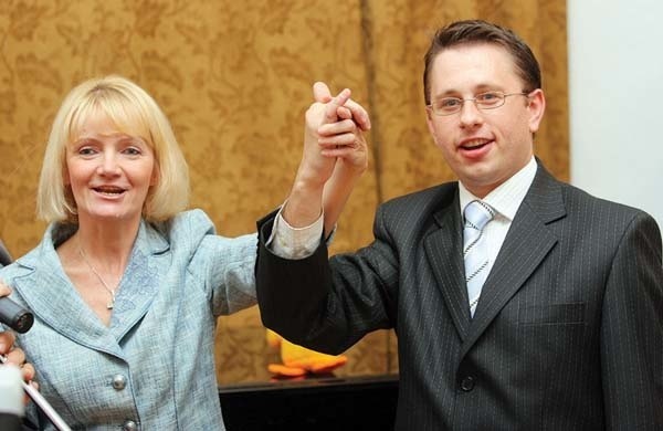 Poslanka Jolanta Szczypinska ramie w ramie z kandydatem PiS na prezydenta Slupska.