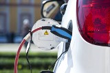 Auta elektryczne. Te modele tracą najmniej na wartości