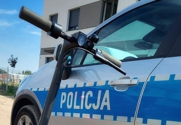 Policjanci Wydziału Kryminalnego z Komendy Powiatowej Policji w Grodzisku Wielkopolskim zatrzymali sprawcę kradzieży hulajnogi elektrycznej. Mężczyzna był poszukiwany listem gończym.