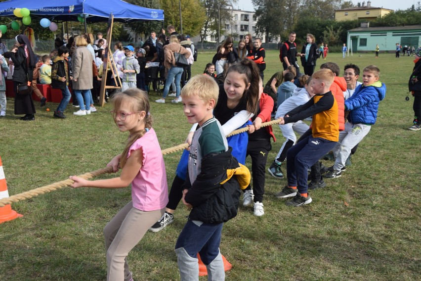 Piknik ekologiczny w Rubinku. 11.10.2023 młodzież z ZS nr 1 zaprosiła na piknik uczniów z innych szkół i przedszkoli
