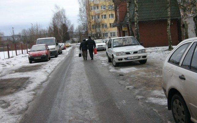 Zastawione chodniki przy ul. Królowej Jadwigi.