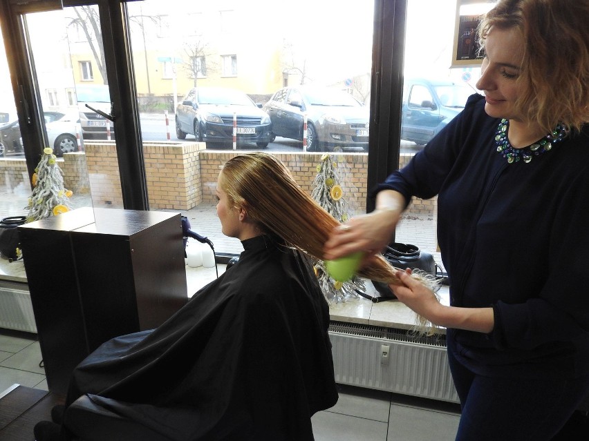 Daj Włos w salonie fryzjerskim Szalone Nożyczki. Kobiety oddały swoje włosy (zdjęcia, wideo)