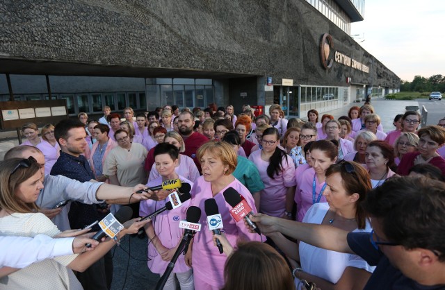 Pielęgniarki z Centrum Zdrowia Dziecka od łóżek pacjentów odeszły 24 maja. Po 16 dniach negocjacji zgodziły się zakończyć swój protest