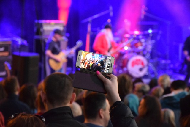 Wczoraj, w poniedziałek, w galerii Wąbrzeskiego Domu Kultury została otwarta wystawa fotograficzna pod tytułem "Magiczny moment TERAZ" autorstwa Andrzeja Nowaka.Zwiedzając  ekspozycję możemy zobaczyć około 150 zdjęć. - Zostały one podzielone na różne działy. Są to: kolejnictwo, Księżyc, natura, ludzie, architektura oraz elementy - mówi Andrzej Nowak, autor wystawy i dodaje: - Fotografią interesowałem się od najmłodszych lat. Pierwszy aparat, na kliszę, dostałem na pierwszą komunię. Wtedy zrodziła się moja pasja fotograficzna. Obecnie wszystkie fotografie wykonuje aparatem cyfrowym. - Część zdjęć drukuję. Niestety, ostatnio mam coraz mniej czasu na ich robienie - dodaje Andrzej Nowak. Zdjęcia, które obejrzymy na wystawie, zostały wykonane w ostatnich latach. Wystawa jest czynna do końca kwietnia. 