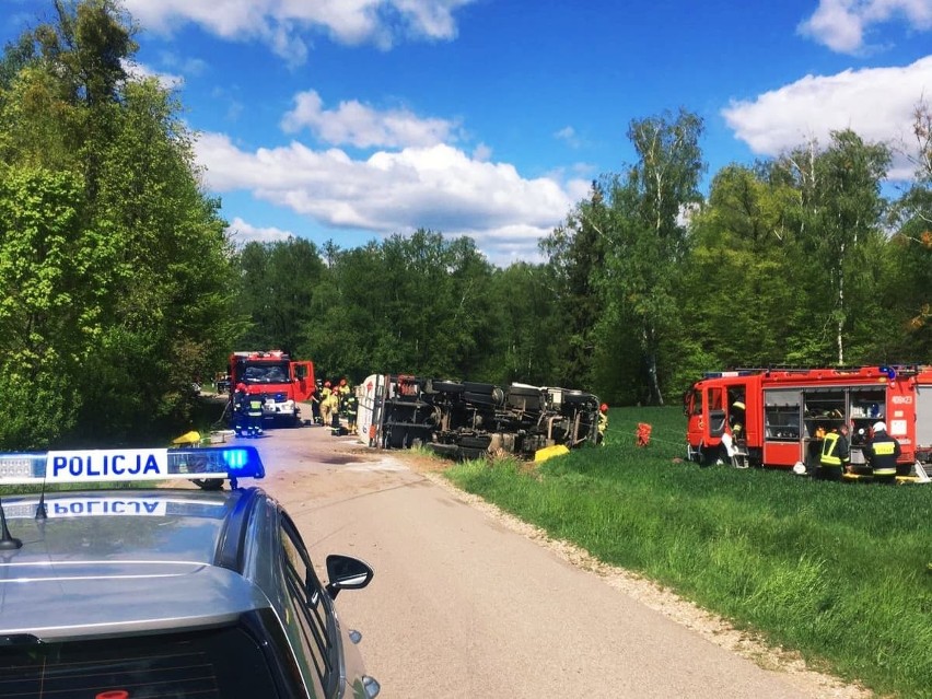 Wypadek na trasie Bargłów Kościelny - Tajno Stare. Cysterna wpadła do rowu. Droga zablokowana [ZDJĘCIA]