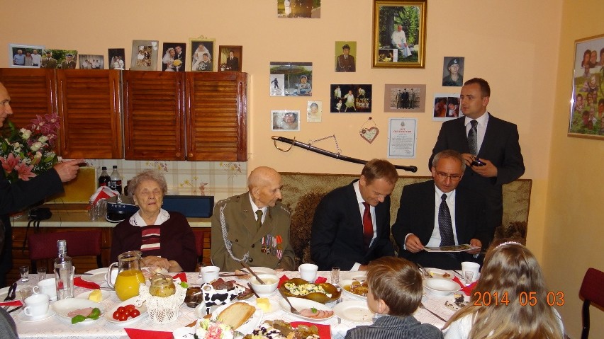 Premier Donald Tusk na śniadaniu u kombatanta w Jeziorze k. Częstochowy [ZDJĘCIA]
