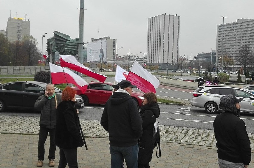 Marsz Niepodległości w Katowicach. Policja kontroluje auta z flagami na samochodowej demonstracji w centrum