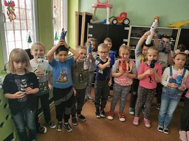Międzynarodowy Dzień Kota w szkole numer 2 w Sędziszowie. Dzieciaki wykonały kocie przytulanki i obrazki.