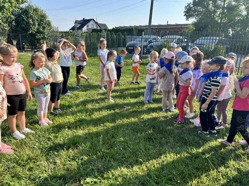 Wspólna zabawa wraz z jędrzejowskimi przedszkolakami W Przedszkolu w Łysakowie. Tak uczczono Dzień Przedszkolaka