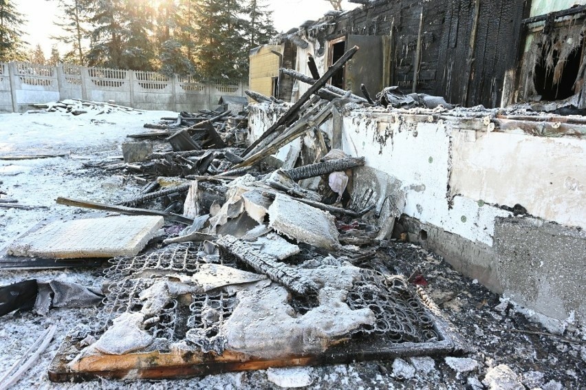 Tak wyglądają zgliszcza po domu który spłonął 8 stycznia. Są...
