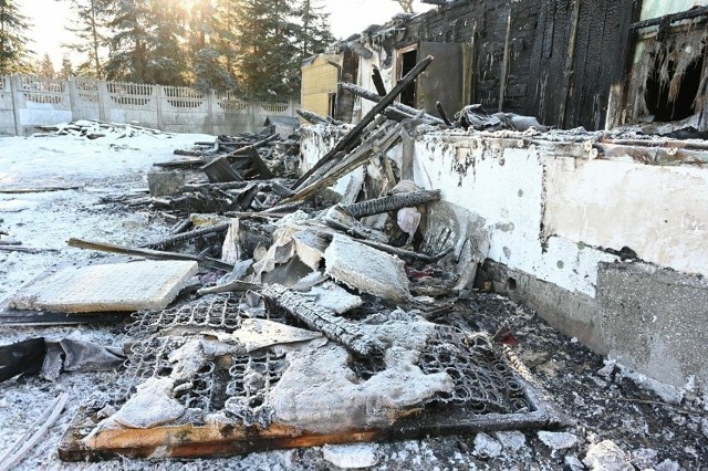 Tak wyglądają zgliszcza po domu który spłonął 8 stycznia. Są zbiórki dla obu rodzin, które ucierpiały wskutek zniszczeń. Prosiliśmy o pomoc dla Eweliny Piłsudskiej, teraz prosimy o pomoc dla rodziny Pomocników.