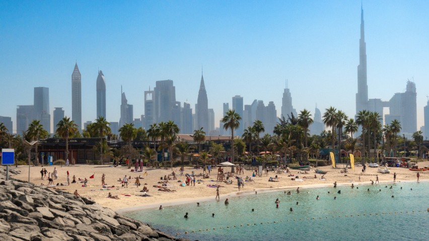 Dubaj to słoneczna oaza luksusu, ale wcale nie trzeba...