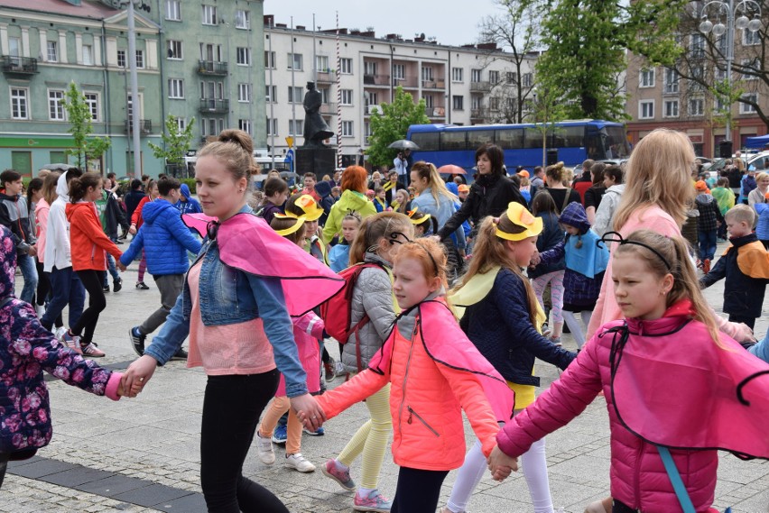 Kilkuset przedszkolaków i uczniów z Częstochowy zatańczyło...