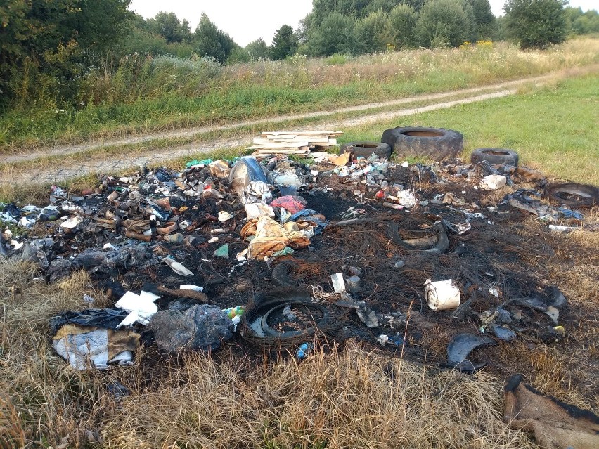 Mieszkańcy Harty w gminie Dynów zebrali śmieci z dzikiego wysypiska, a ktoś je spalił [ZDJĘCIA]