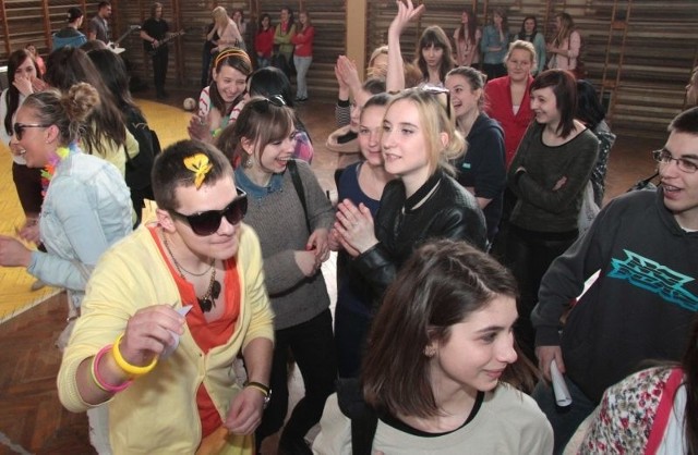  Akcja przywoływania wiosny przez uczniów 14 Gimnazjum i XI Liceum Ogólnokształcącego im K.I.Gałczyńskiego zakończyła się wiosennym tańcem radości.