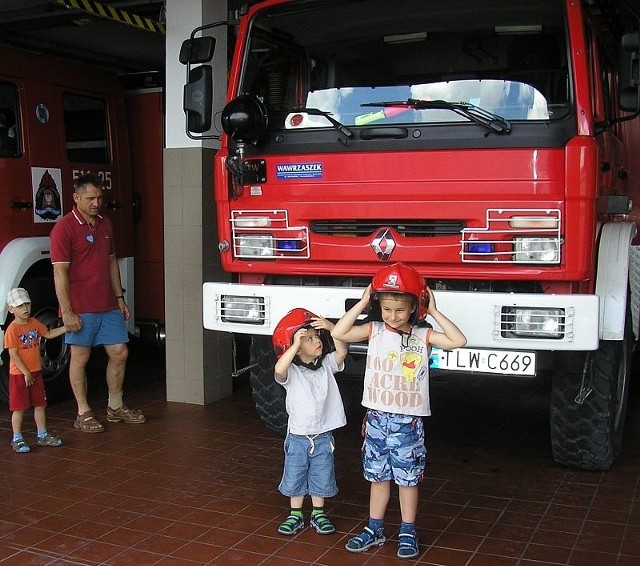 Każdy mały chłopiec marzy o tym, żeby zostać strażakiem &#8211; tak było we Włoszczowie podczas Dnia Otwartej Strażnicy, podczas którego strażacy zbierali pieniądze dla powodzian.