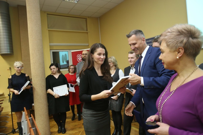 Oto laureaci tytułu „Nauczyciel na medal”. Wręczyliśmy nagrody zwycięzcom plebiscytu DZ [ZDJĘCIA]