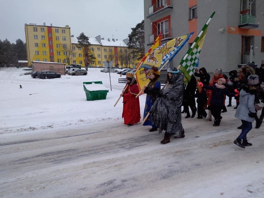 Obchody Święta Trzech Króli w Stąporkowie. Mieszkańcy przemaszerowali w tradycyjnym orszaku (ZDJĘCIA)