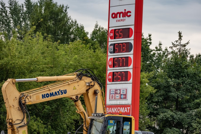 Ceny paliw na krakowskich stacjach ciągle rosną. Niedługo przekroczą granicę 6 zł [ZDJĘCIA]