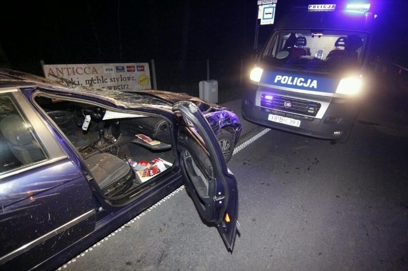 Wrocław: Wypadek na Marszowickiej. BMW dachowało (ZDJĘCIA)