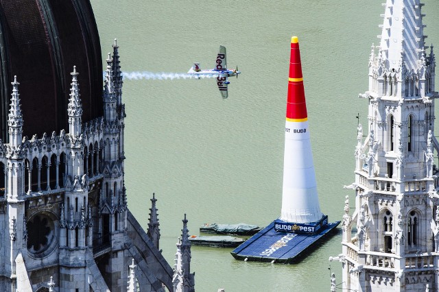 Łukasz Czepiela wygrał zawody Red Bull Air Race w Budapeszcie.