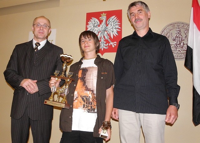 W rywalizacji podstawówek zwyciężyła "osiemnastka". Reprezentują ją (od lewej) dyrektor Cezary Darłak, uczeń Kamil Rusinek i nauczyciel w-f janusz Danielski