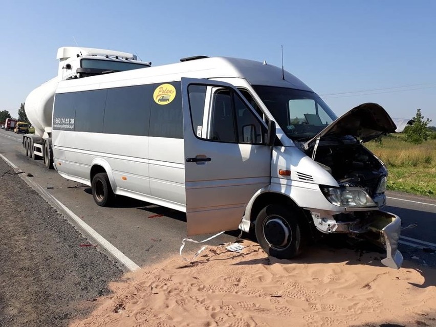 Zderzenie busa i cysterny na DK 91 w Jarostach pod...