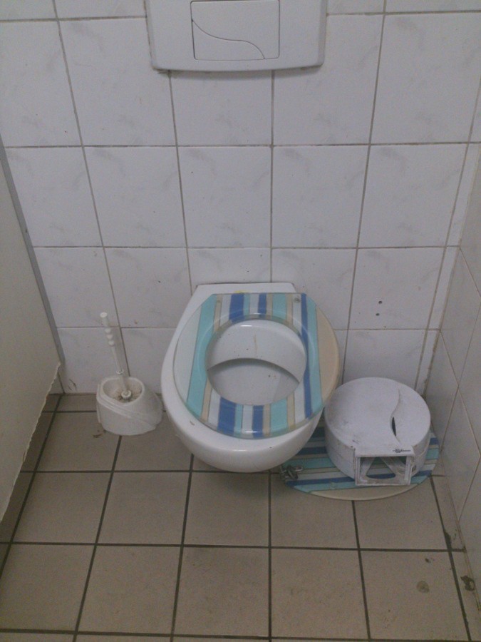 Brudna toaleta w Praktikerze. Sklep: Klient musiał wejść po bezdomnym (ZDJĘCIA)