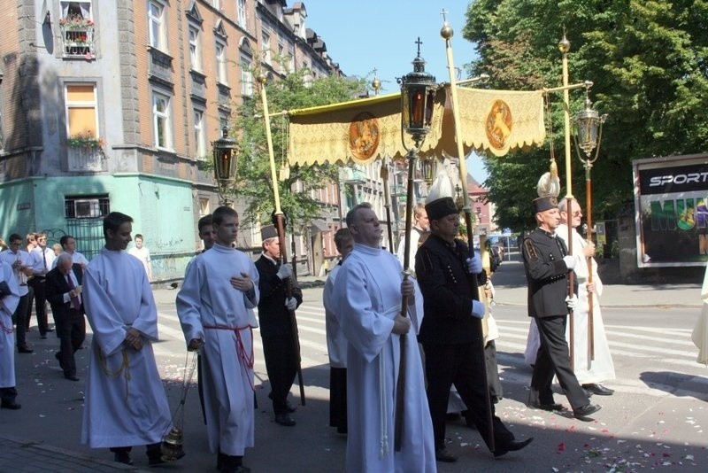 Boże Ciało 2014 w Zabrzu: procesja z kościoła św.Anny w...