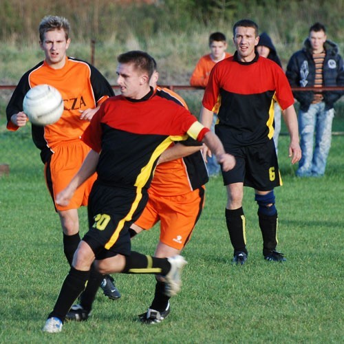 Kapitan Płomienia Jeżyczki Marcin Kołodziej (nr 20) w pojedynku z zawodnikami Broka Wiekowianki.