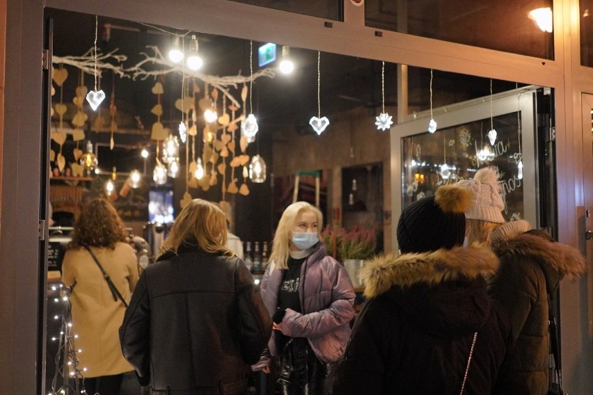 Chociaż siedzenie w barach i restauracjach jest zabronione...