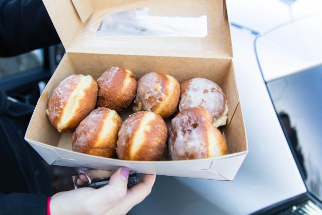 Lidl, Biedronka, Netto i inne sklepy sprzedają najtańsze pączki. Wybierając się do sklepów w tegorocznej ofercie trafimy na wiele, różnych tłustoczwartkowych produktów: Zaczynając od tradycyjnych pączków z marmoladą, po kolorowe donuty z różnymi posypkami i nadzieniami. Sprawdź, ile kosztują pączki w  sklepach sieciowychZobacz kolejne zdjęcia. Przesuwaj zdjęcia w prawo - naciśnij strzałkę lub przycisk NASTĘPNE