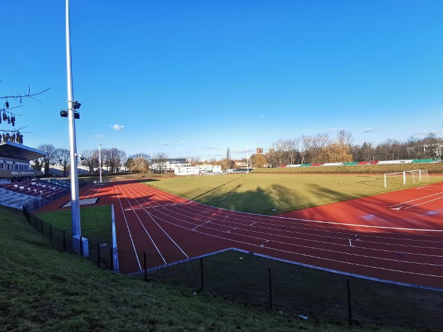 Stadion miejski im. Józefa Pawełczyka w Czeladzi prezentuje się teraz świetnie. Jeszcze ostatnie prace i wiosną wypełni się sportowcami oraz publicznością Zobacz kolejne zdjęcia/plansze. Przesuwaj zdjęcia w prawo naciśnij strzałkę lub przycisk NASTĘPNE