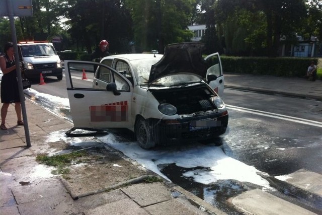 Samochód zapalił się w trakcie jazdy około 15.35 niedaleko stadionu Odry Opole.