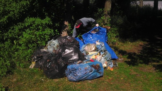 Stosy śmieci zebrane na koniec lata znad brzegów Wierzchowa.